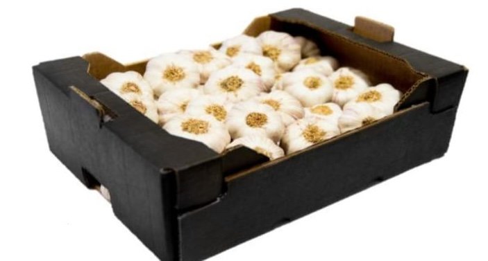 Caja de ajos frescos